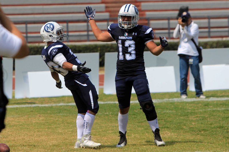 Jugadores de los Mayas celebrando una anotación 