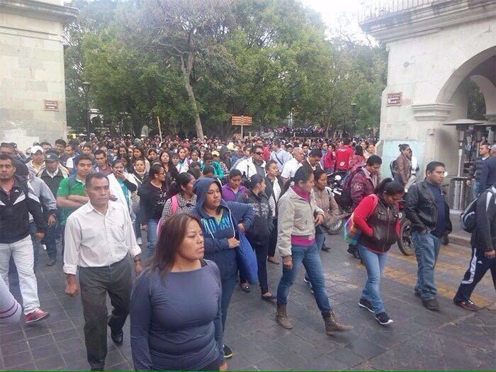 Otro grupo marchó por las calles. 