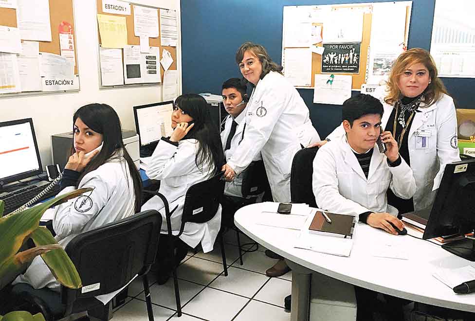 Hay psicólogos, oncólogos, trabajadores sociales, nutriólogos y otros expertos que brindan asesoría.