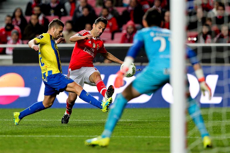 Raúl Gudiño evita goleada en el partido ante el Benfica
