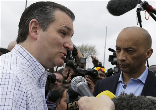 El aspirante republicano Ted Cruz, habla con los medios antes de ir a votar en la primaria en Texas, hoy en Houston