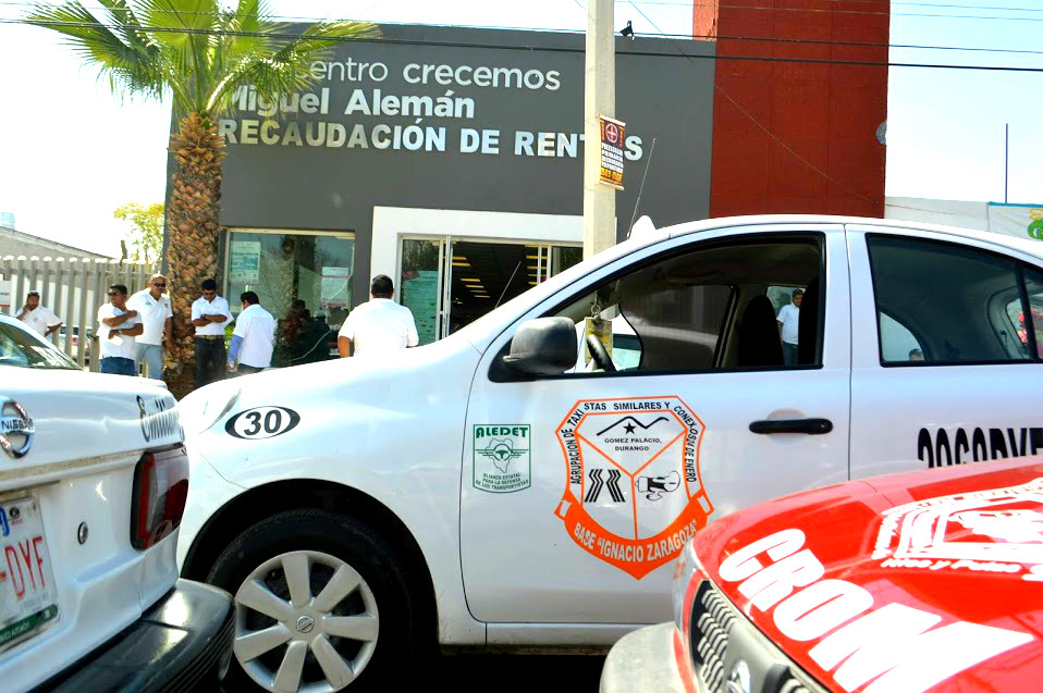 Los choferes de las unidades se plantaron sobre el bulevar Miguel Alemán.