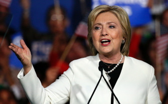 Hillary Clinton, en un momento de su discurso de esta noche en Miami, en el que celebró sus resultados electorales con sus simpatizantes