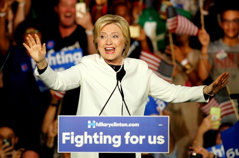Hillary Clinton habla hoy durante un evento de campaña durante el Súper Martes en Miami, Florida