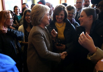 Hillary Clinton saluda a los dueños del café Mapps en Minneapolis, Minnesota, donde este martes se encuentra haciendo campaña