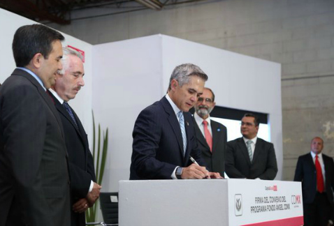 El jefe de Gobierno capitalino, Miguel Ángel Mancera, firmó un convenio para impulsar proyectos de jóvenes emprendedores, basados en tecnologías limpi