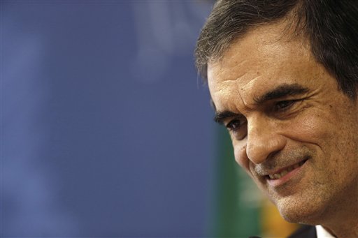 Jose Eduardo Cardozo sonríe al explicar a la prensa un paquete de leyes anti-corrupción enviado al Congreso en Brasilia, el 31 de marzo de 2015