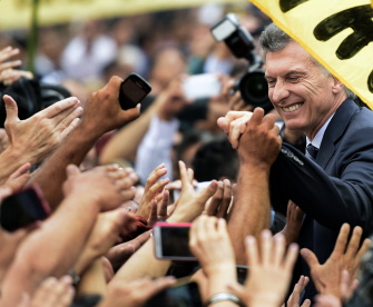 Mauricio Macri (d) saluda a sus seguidores después de inaugurar el 134 período legislativo en el Congreso de Buenos Aires