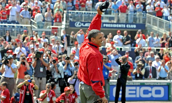 Obama en un juego de beisbol