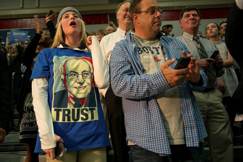 Seguidores de Bernie Sanders escuchan su discurso de campaña ayer durante un acto en Milton, Massachusetts 