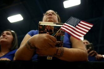 Una simpatizante de Hillary Clinton escucha a la aspirante demócrata en un acto en la Lake Taylor Senior High School de Norfolk, Virginia