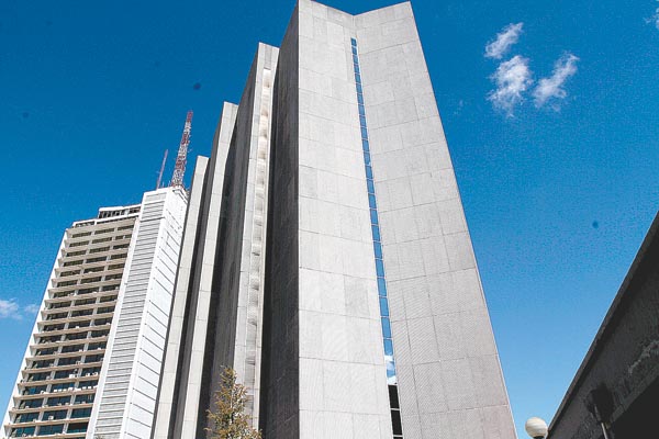 Su nombramiento en el Tribunal se considera ilegal, ya que fue hecho de manera unilateral por el presidente.