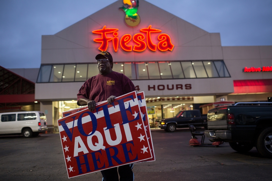 Texas es estado clave para las elecciones de este súpermartes. En la foto, un voluntario hace propaganda en la ciudad de Austin.
