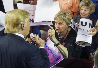 Trump habla con una seguidora después de un acto electoral en la Valdosta State University, en Valdosta, Georgia