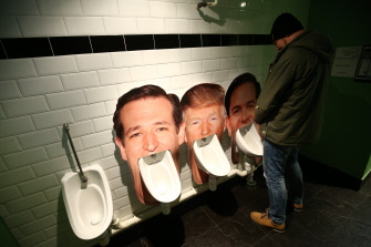Usuarios de un pub londinense participan en una encuesta sobre el candidato más odiado, haciendo uso del urinario con la cara del mismo