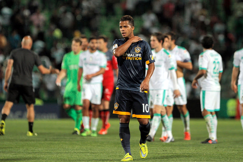 Giovani Dos Santos no brilló y sintió la casa del dolor ajeno.