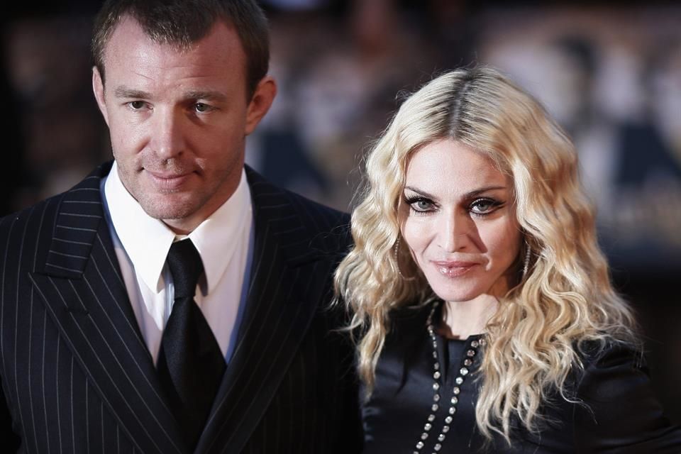 Madonna y Guy Ritchie deben resolver la batalla que enfrentan por su hijo Rocco. 