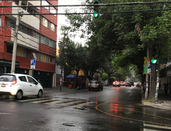 Esta mañana, varias zonas de la Ciudad de México amanecieron con lluvia ligera.