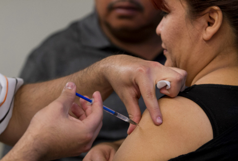 Personal de la Secretaría de Salud capitalina aplica la vacuna contra la influenza en instalaciones del Registro Civil, en Arcos de Belén 19, colonia 