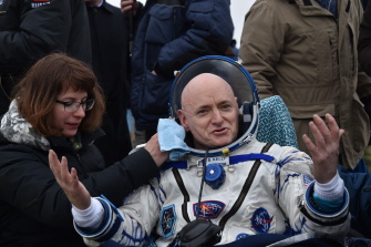 Scott Kelly muestra su satisfacción tras desembarcar de la cápsula Soyuz en Jezkgan, Kazajistán, tras su estancia en la ISS
