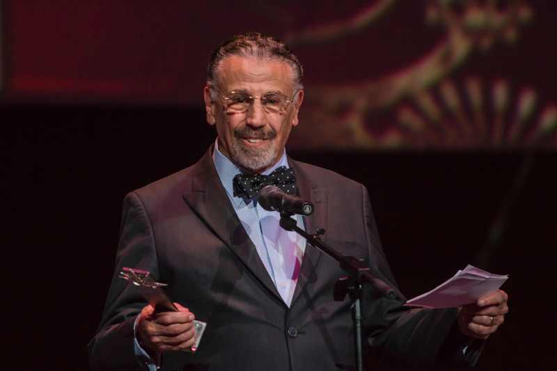Alfonso Arau recibió el Mayahuel de Plata en el Festival Internacional de Cine de Guadalajara. 