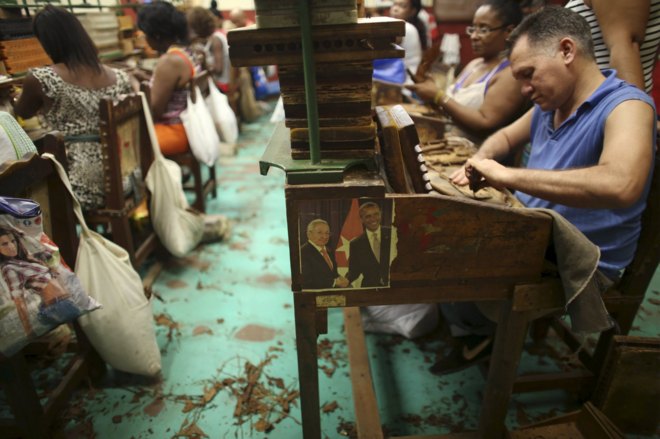 Una foto de Raúl Castro y Barack Obama, en una fábrica de tabaco de La Habana