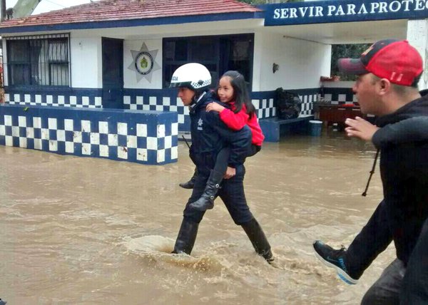 La policía apoyo a los menores para que no se mojarán. 