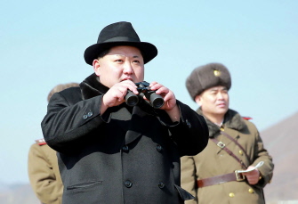 El líder norcoreano Kim Jong-Un (i) inspecciona a varios pilotos en un lugar desconocido 
