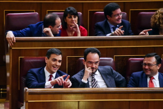 El líder socialista y candidato a primer ministro, Pedro Sanchez (i, primera fila) hace un gesto hoy en su escaño de las Cortes, en Madrid