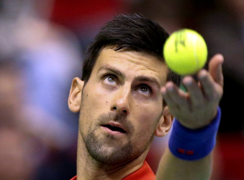 Novak Djokovic sirve ante el kazajo Aleksandr Nedovyesov