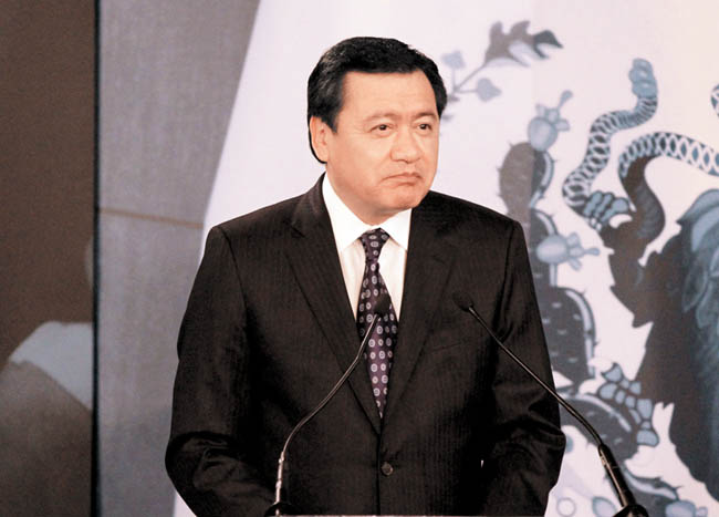 El titular de la Segob, Miguel Ángel Osorio Chong, en conferencia de prensa. 