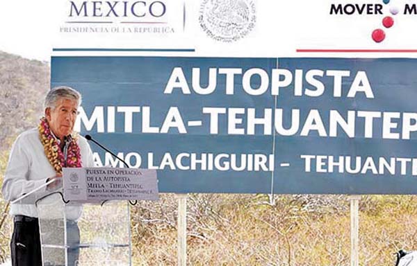 Gerardo Ruiz Esparza inauguró la obra carretera.