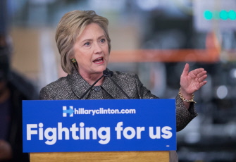 Hillary Clinton habla a trabajadores de la fábrica Detroit Manufacturing Systems en Detroit, Michigan, estado que votará en primarias el 8 de marzo