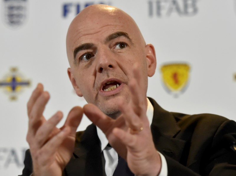 Infantino presente durante la reunión anual de la IFAB en Cardiff