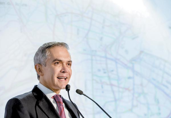 El jefe de Gobierno acudió al informe anual de actividades del Tribunal Electoral de la Ciudad de México.