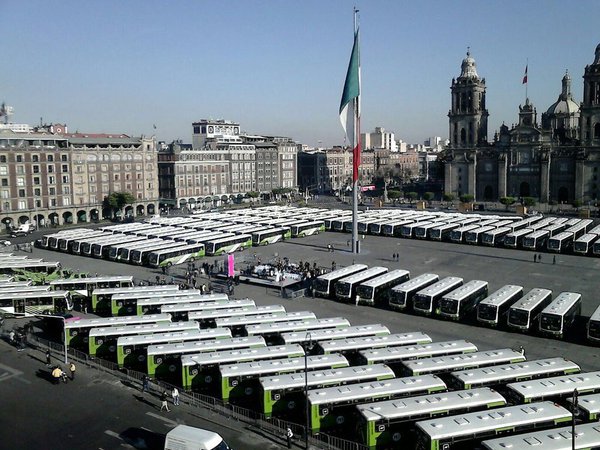 Mancera dio el banderazo de salida de las unidades.