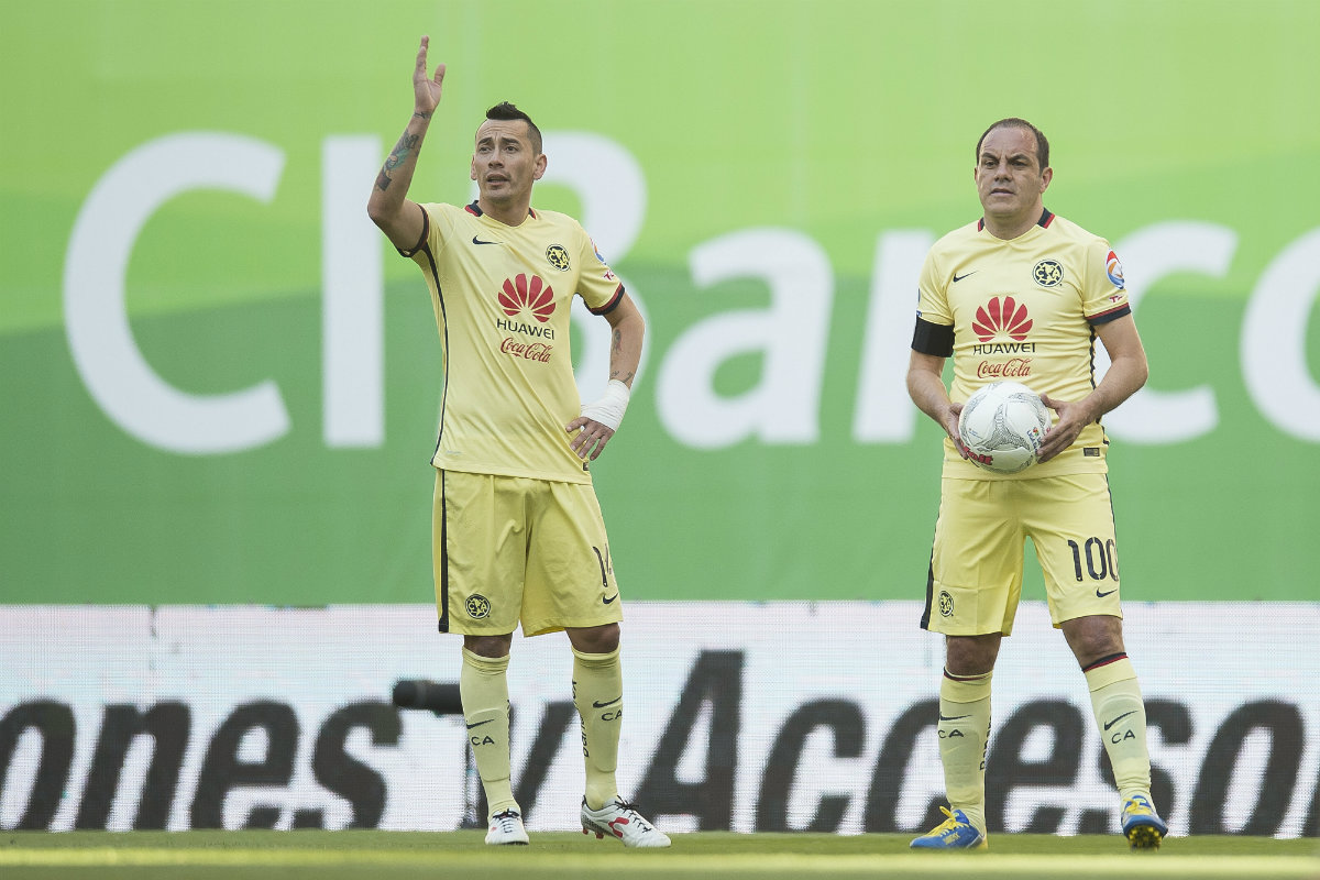 Rubens Sambueza y Cuauhtémoc Blanco en el partido ante Monarcas