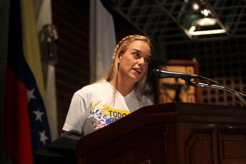 Lilian Tintori hoy en el foro "El compromiso es Venezuela", organizado por la Universidad Católica Andrés Bello, en Caracas 