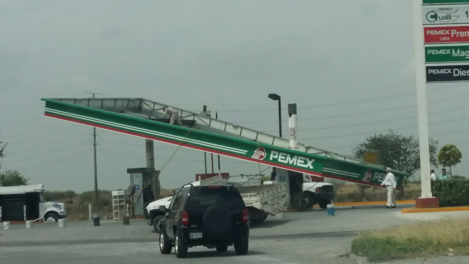 La techumbre de una gasolinera en el municipio de Reynosa se derrumbó a causa de fuertes ráfagas de viento registradas.