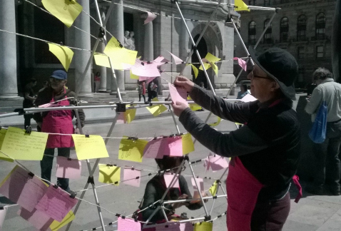 La artista Mónica Mayer colocó "El tendedero" en la explanada del Palacio de Bellas Artes, donde invitó a hombres y mujeres a exponer sus experiencias