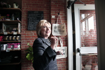 La aspirante presidencial demócrata, Hillary Clinton, durante una parada en su campaña hoy en el Atomic Coffee de Detroit, en Michigan