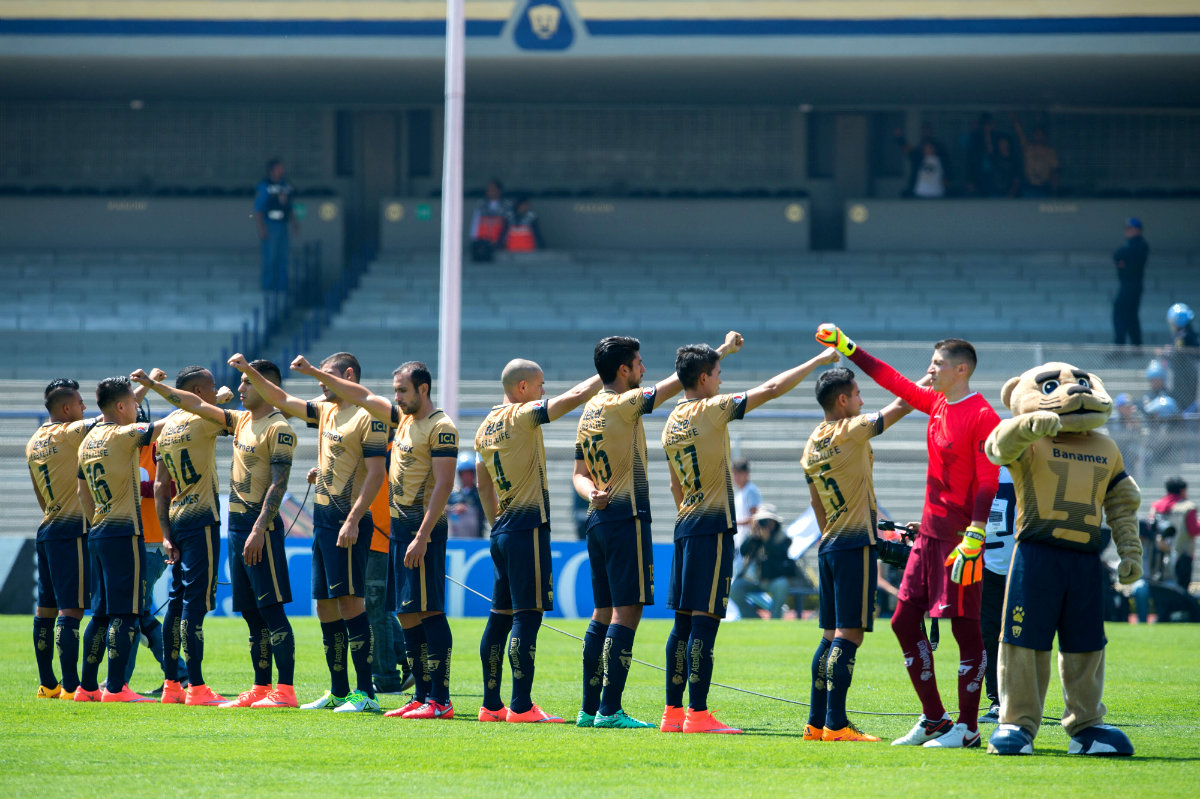 Jugadores de Pumas, en el momento del himno Universitario 