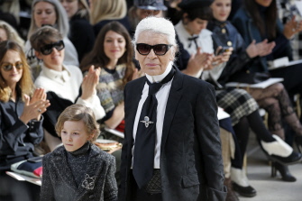 Karl Lagerfeld, con su nieto Hudson Kroenig, saluda a los asistentes al desfile de la temporada de moda otoño-invierno 2016-2017 en París