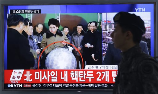 El líder norcoreano Kim Jong-Un, aparece en un programa televisivo surcoreano, al presentar a la prensa una de las supuestas bombas