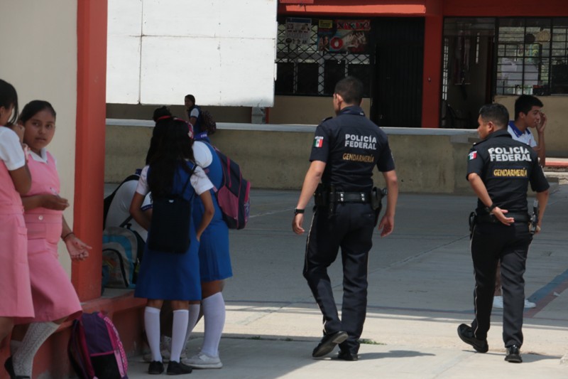 La presencia de los policías federales causaron expectación en los alumnos.