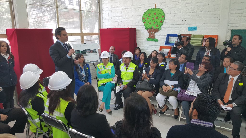 El secretario de Educación Pública, Aurelio Nuño, durante su visita a la escuela primaria "República Dominicana".