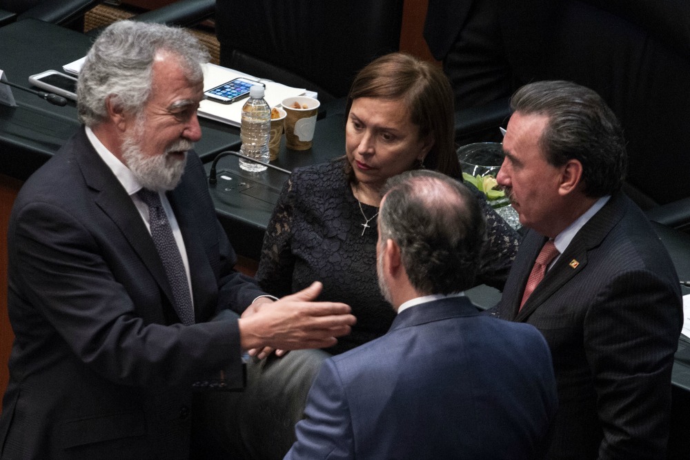 Los senadores Alejandro Encinas, María Cristina Díaz y Emilio Gamboa Patrón, durante la sesión ordinaria en el Senado de la República.