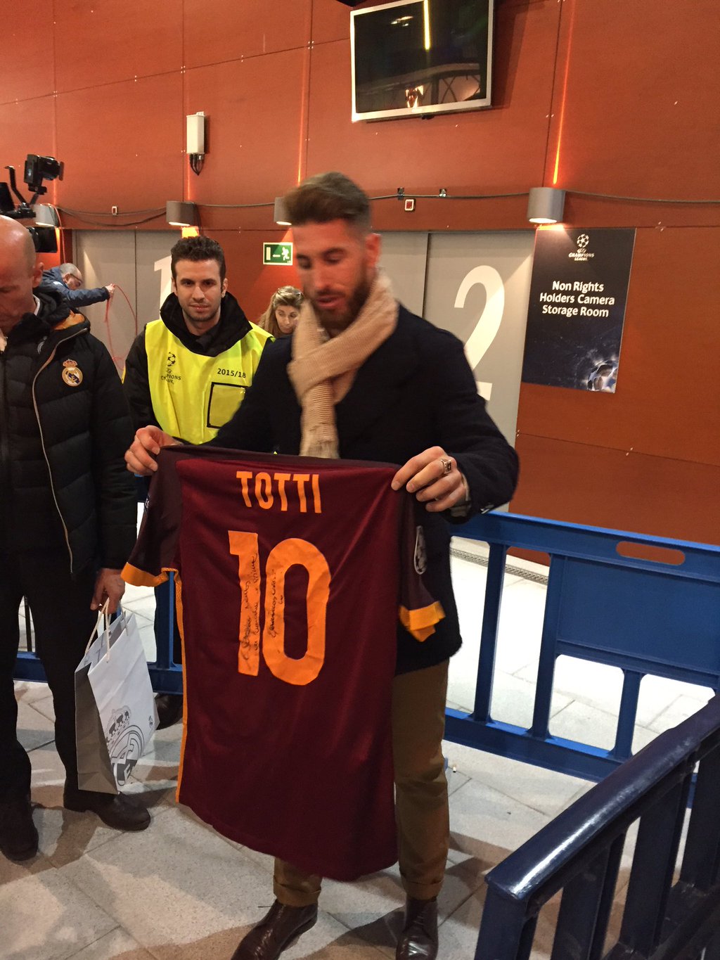 Sergio Ramos intercambió su playera con el jugador de la Roma, Francesco Totti