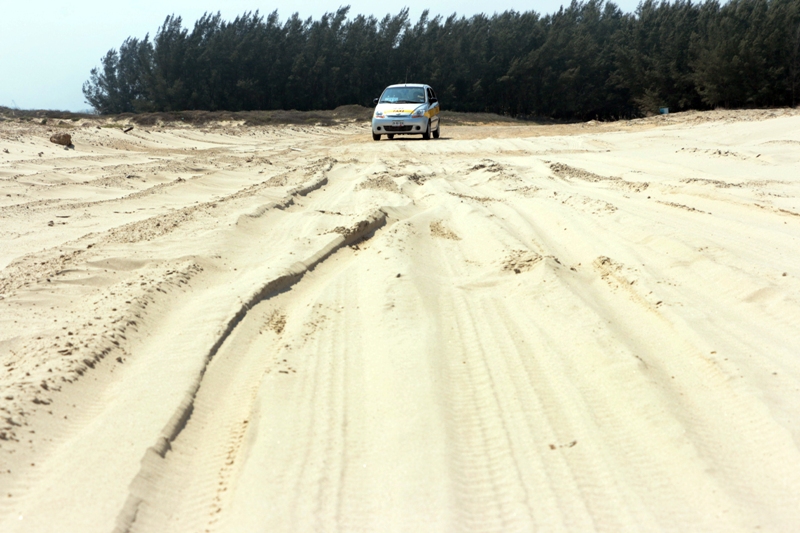 Trabajan en el acceso a Playa Tesoro la cual aun no está al cien por ciento. 