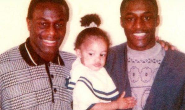 Amal con su tío y padre, John y Justin Fashanu